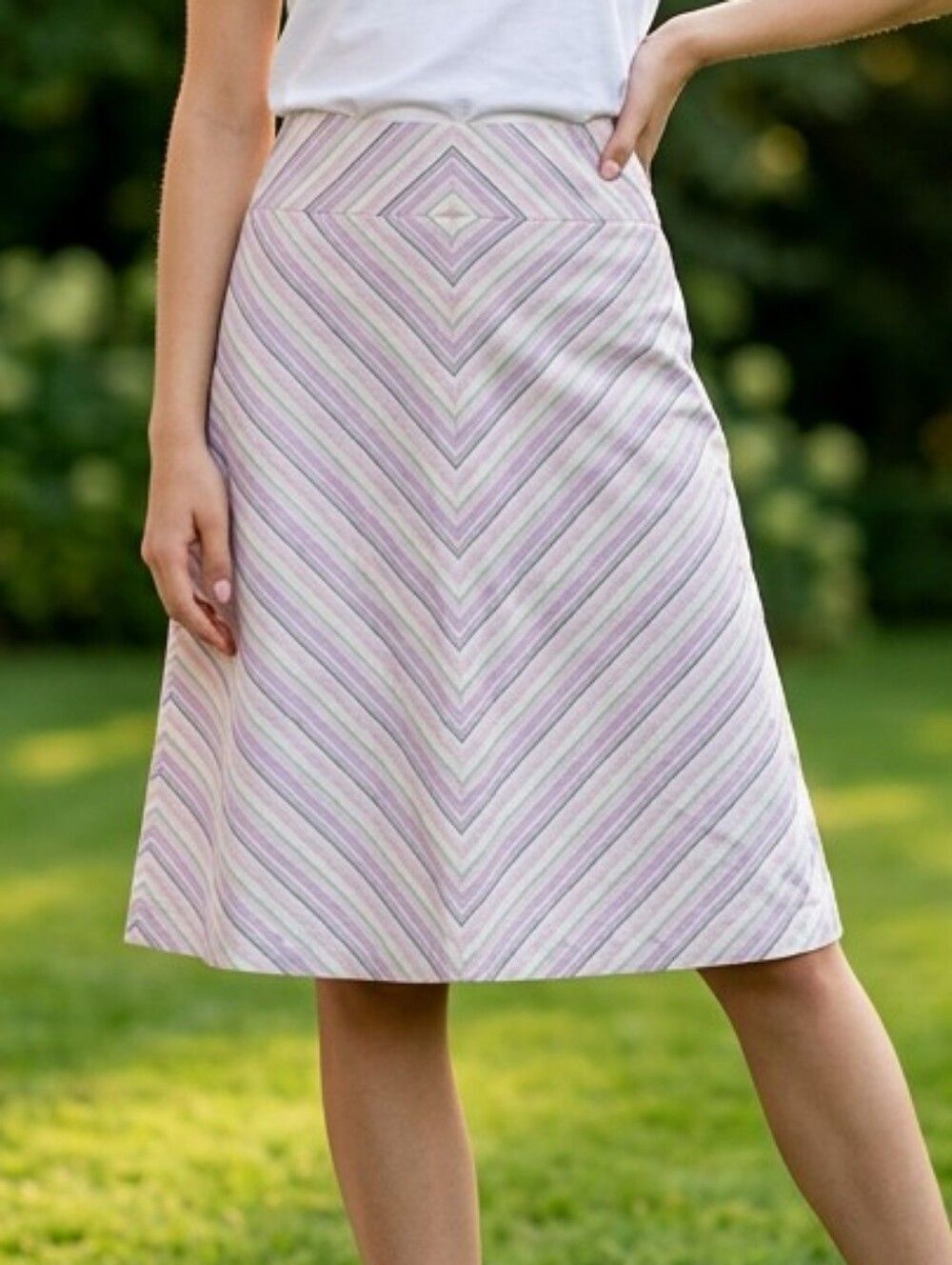 Banana Republic Chevron A-Line Skirt Size 6 White Purple Striped Knee Length